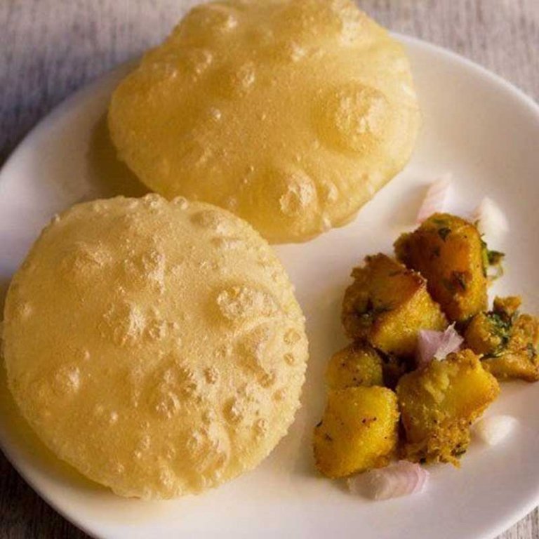 লুচির সাথে আলুর দম