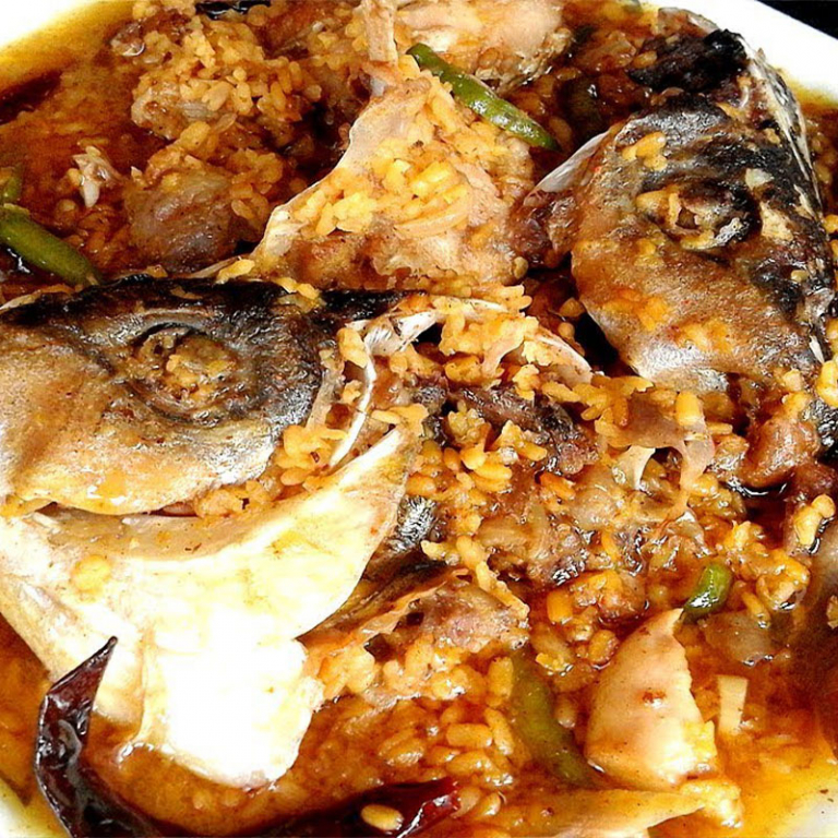 মাছের মাথা দিয়ে মুড়িঘণ্ট